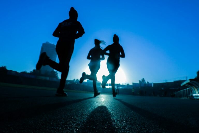 Corredores participando de maratona urbana em grande prova de rua ao amanhecer